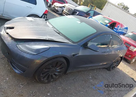 2022 Tesla Model 3 Performance Dual Motor All-Wheel Drive z USA, uszkodzony, nr VIN 5YJ3E1EC4NF261115